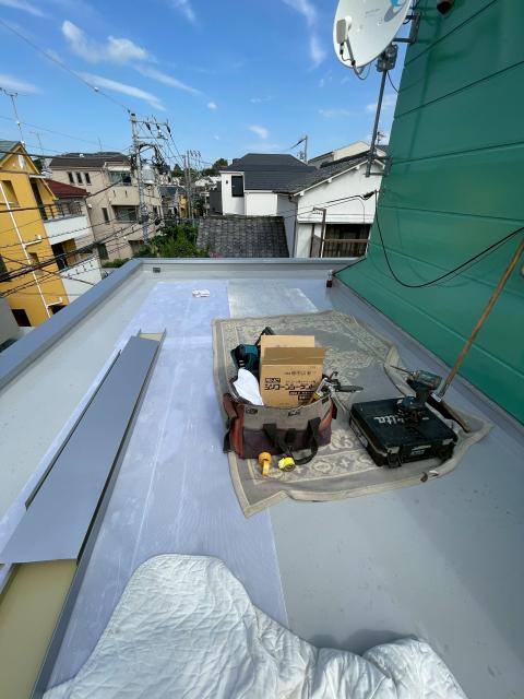 武蔵小山の戸建てでよてになかった外壁塗装をする写真