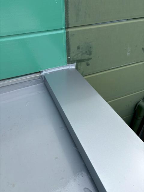 武蔵小山の戸建てで陸屋根に笠木取り付け写真