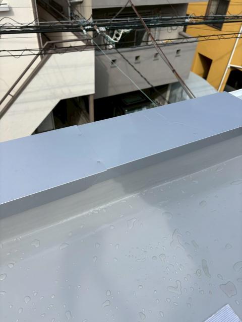 武蔵小山の戸建てで防水工事後の笠木取り付け写真