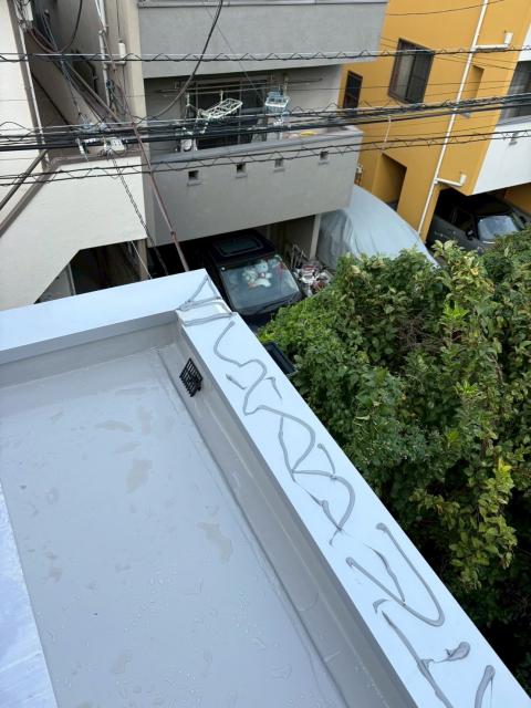 武蔵小山の戸建て笠木取り付け前の接着コーキング材塗布した写真