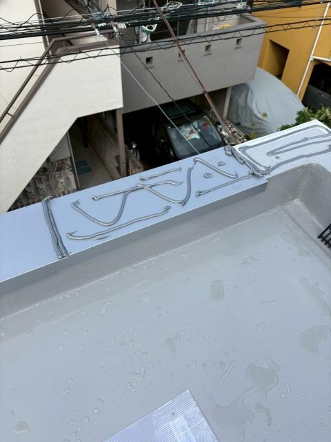 武蔵小山の戸建てで笠木取り付けの接着剤写真