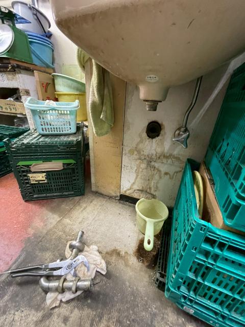目黒区目黒本町で店舗手洗いの排水トラップ水漏れ交換工事写真1