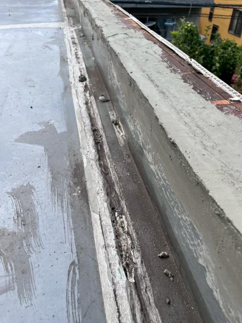 武蔵小山の戸建てで通気緩衝工法下地清掃補修から行う写真