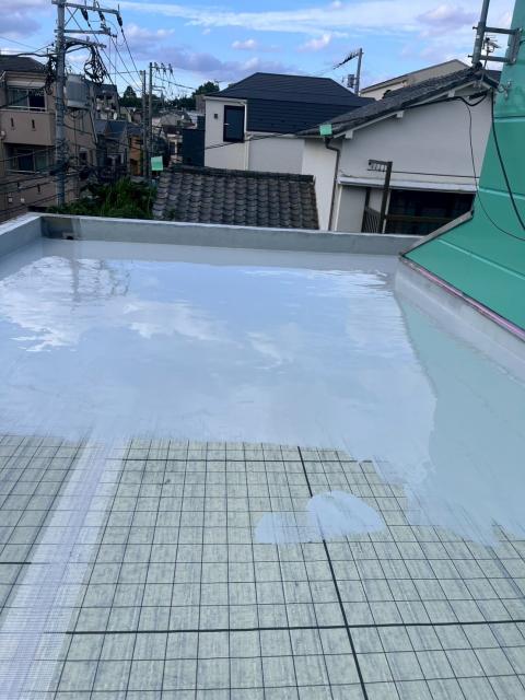 武蔵小山の戸建てで通気緩衝工法でトップコート塗布している写真