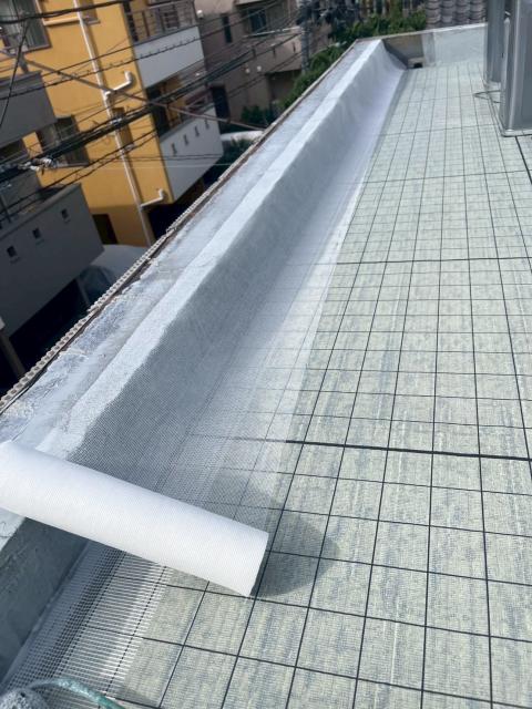 武蔵小山の戸建てで通気緩衝工法でウレタン防水材の塗布の写真