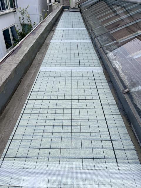 武蔵小山の戸建てで通気緩衝シートを敷き設した写真