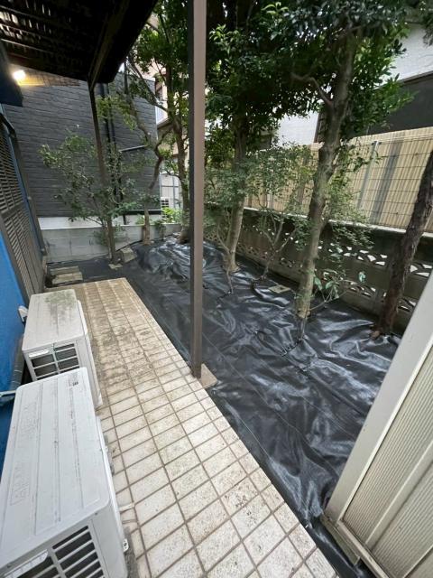 西小山の戸建ての庭 除草後の防草シート3枚目の写真