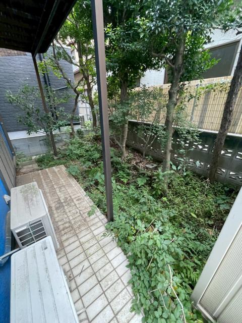 西小山の戸建て 雑草が生え放題の既存の写真