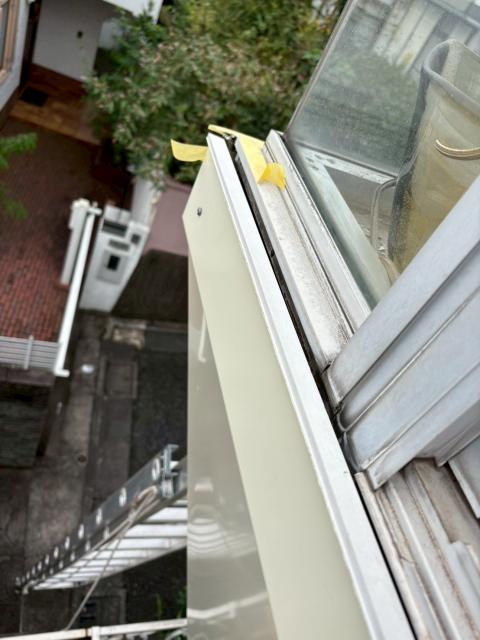 西小山で外壁クラックのところに養生テープを貼った写真