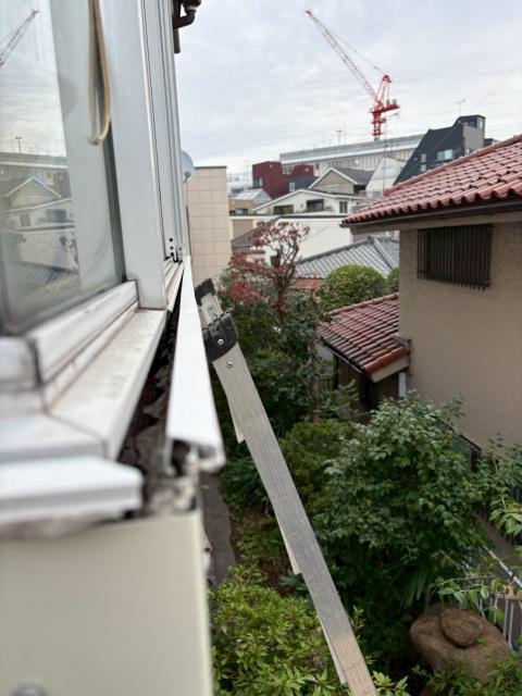 西小山で外壁の亀裂を補修するため梯子をかけた写真