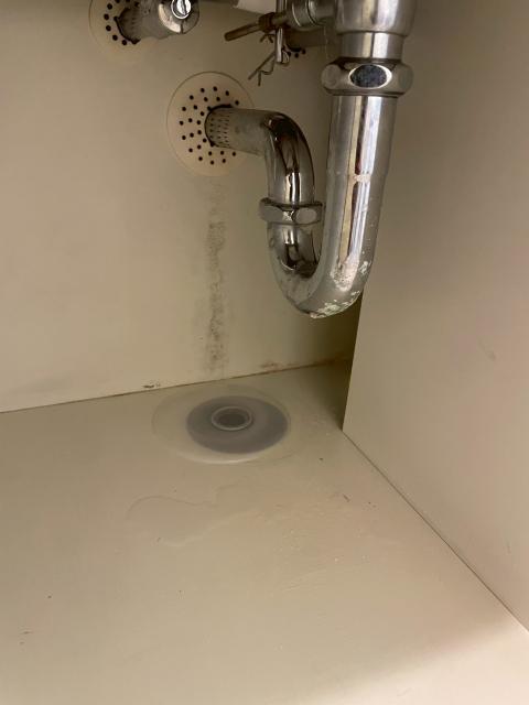西小山の賃貸マンションで洗面下を確認している写真2