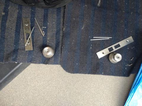西小山で玄関ドアのシリンダーキーの工事の写真1