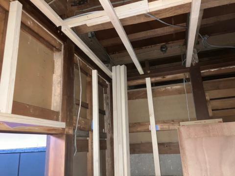 西小山の一戸建て解体作業後の下地工事に入った写真