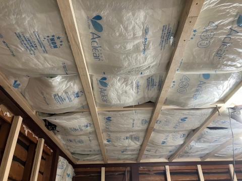 西小山の戸建てで天井に断熱材を詰めた写真