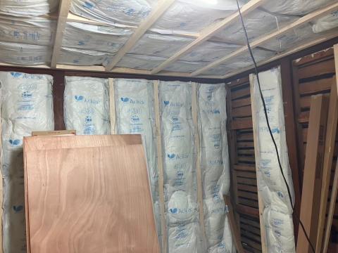 西小山の戸建てで壁に断熱材を充填している写真