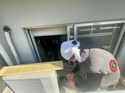 品川区戸越で経年劣化のエアコン交換作業している写真