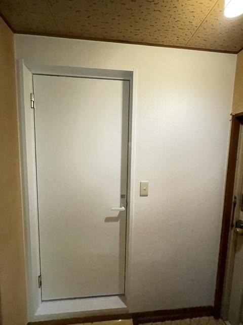 武蔵小山の賃貸マンションのユニットのドアと壁を新しくした写真