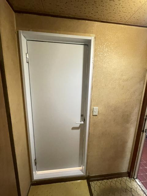 武蔵小山の賃貸マンションのユニットのドアをア交換した写真