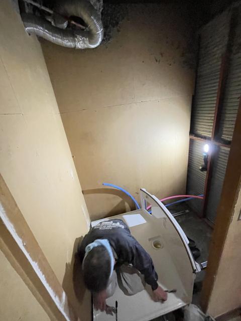 武蔵小山の賃貸マンションでスタッフが新しいユニット工事をしている写真