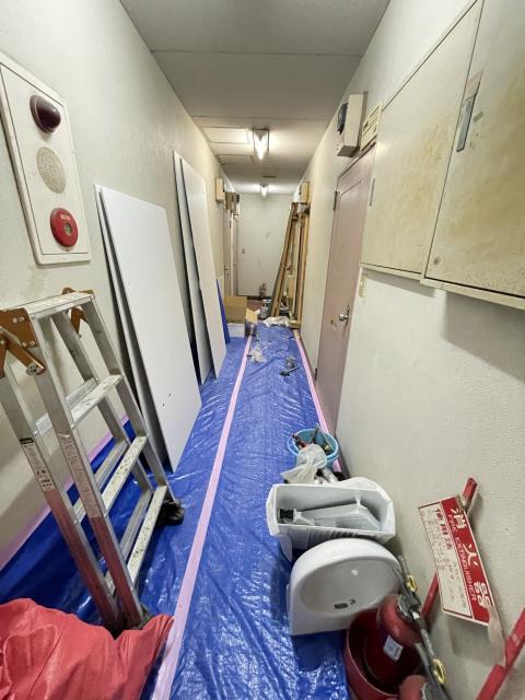武蔵小山の賃貸マンションでユニット交換のため廊下を養生している写真