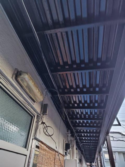 品川区小山台のアパートで鉄骨階段の段裏の中塗りと上塗り終了後の写真