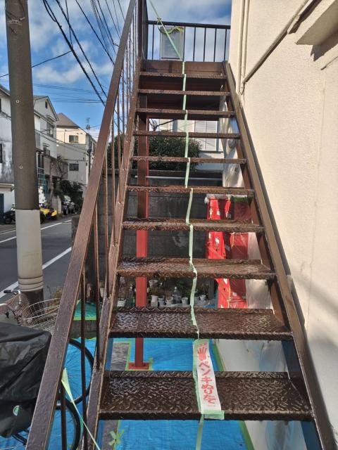 品川区小山台のアパートで鉄骨階段の中塗り終了写真