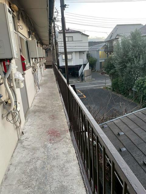 品川区小山台のアパートで鉄骨階段二階長尺シートを貼る前の写真