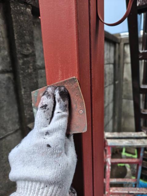 品川区小山台で鉄骨階段のサビ止め塗装やすりがけしている写真