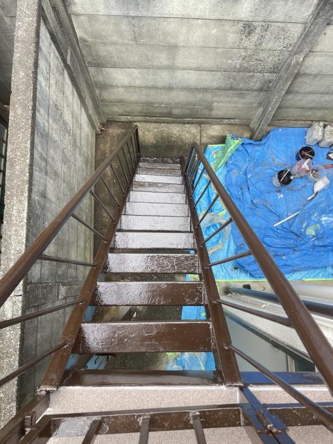 品川区小山台のアパートで鉄骨階段中塗りと上塗りの写真