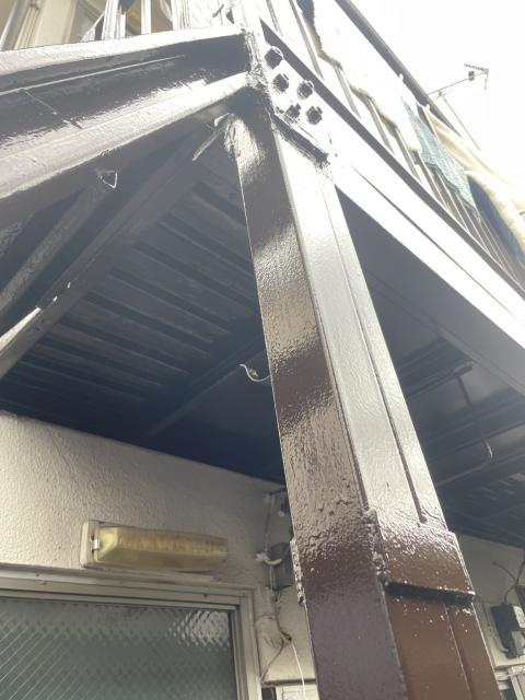 品川区小山台のアパートで鉄骨階段の中塗り、上塗りのし終わった写真