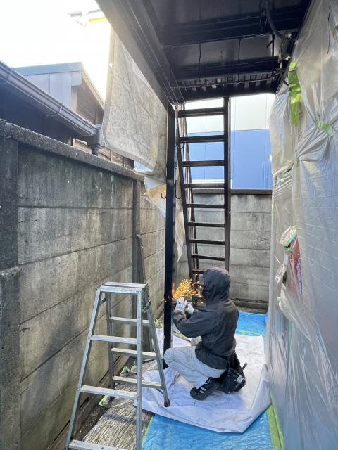 品川区小山台のアパートで鉄骨階段の柱を入れ替えする写真