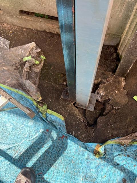 品川区小山台のアパートで鉄骨階段の柱を1本入れ替え埋め込む写真