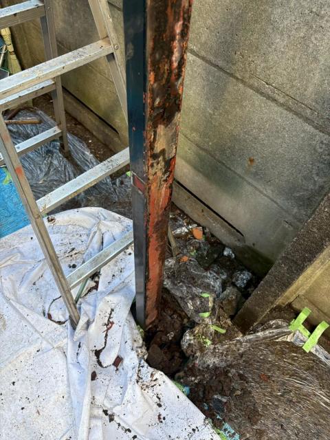品川区小山台のアパートで鉄骨階段の腐食した柱を一本取った写真