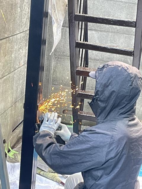 品川区小山台のアパートで鉄骨階段の溶接を行っている近くで見た写真