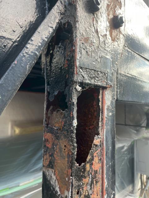 品川区小山台のアパートの鉄骨階段の劣化した柱の写真