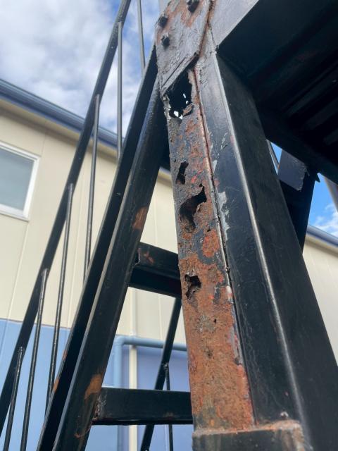 品川区小山台のアパートで劣化して腐食した鉄骨階段一本全体写真
