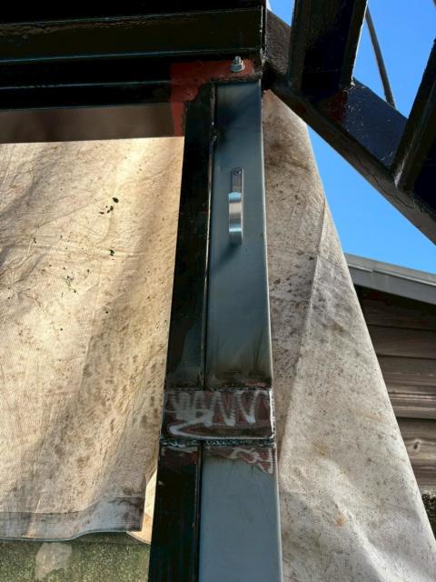 品川区小山台のアパートで鉄筋階段の柱を溶接して下から見上げた写真