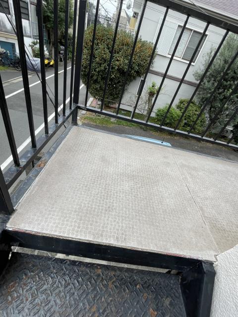 品川区小山台のアパート鉄骨階段外のシート剥がした写真