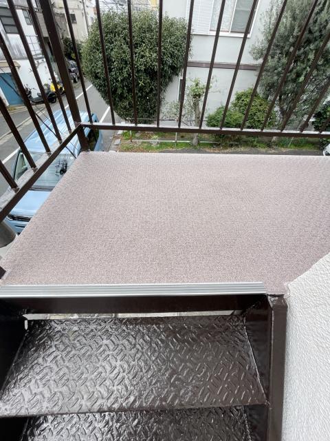 品川区小山台のアパートの2階の共有廊下階段前の施工写真