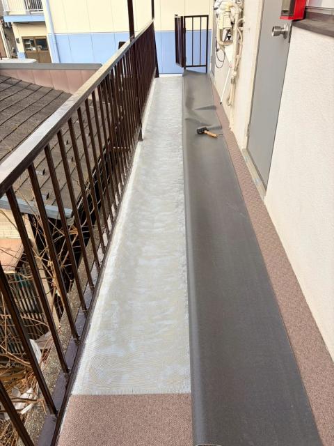 品川区小山台のアパートの2階の共有廊下半分長尺シートを張った写真