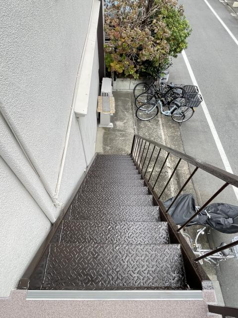 品川区小山台のアパートの2階の共有廊下端末シール写真