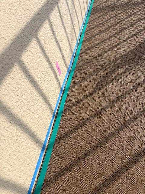 品川区小山台のアパート2階共有廊下縦長に半分長尺シートを張った写真