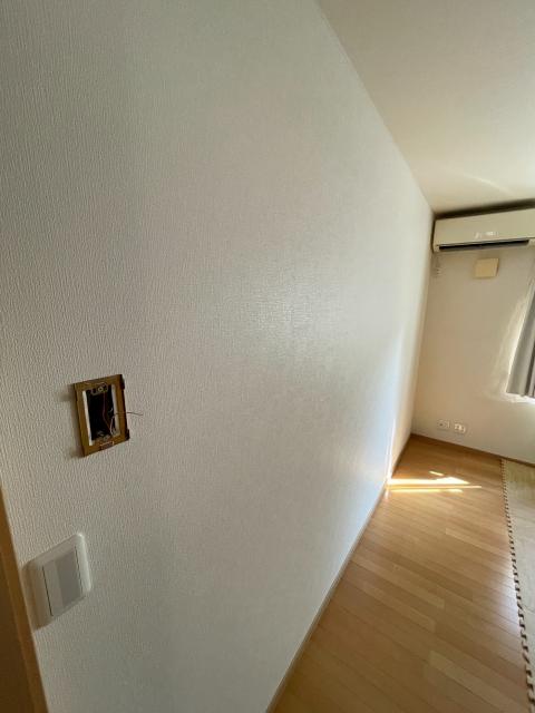 品川区小山台で間仕切りした壁にクロスを貼った写真2