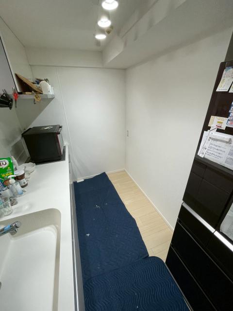 品川区小山台の中古マンションでカップボード設置のため養生した写真2