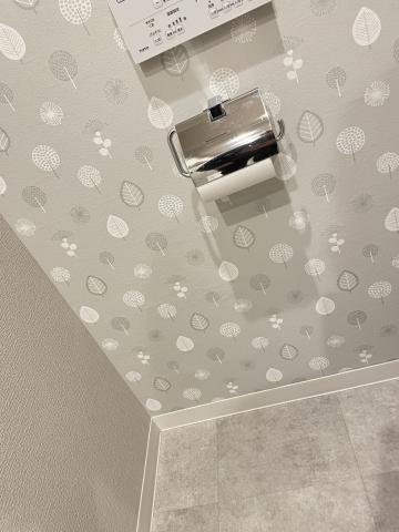 品川区のマンションでトイレの壁穴補強とクロス張替えを終えた写真