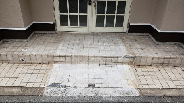 既存のエントランスのタイルの写真