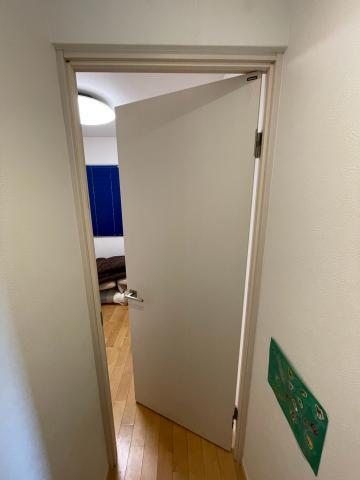 既存の内開きの室内ドアの写真