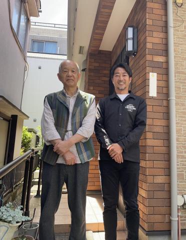 目黒区目黒本町で雨樋詰まりの発生による雨樋交換工事をご依頼いただいたお客様との写真