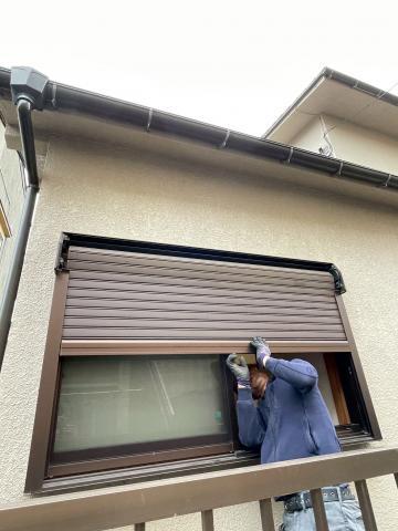 品川区武蔵小山で電動シャッターの調査をしている作業員