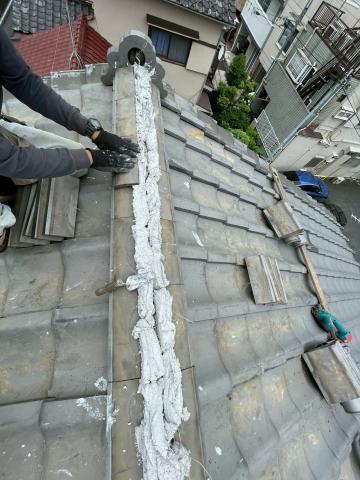 目黒区目黒本町で棟瓦の修繕工事を行っている写真